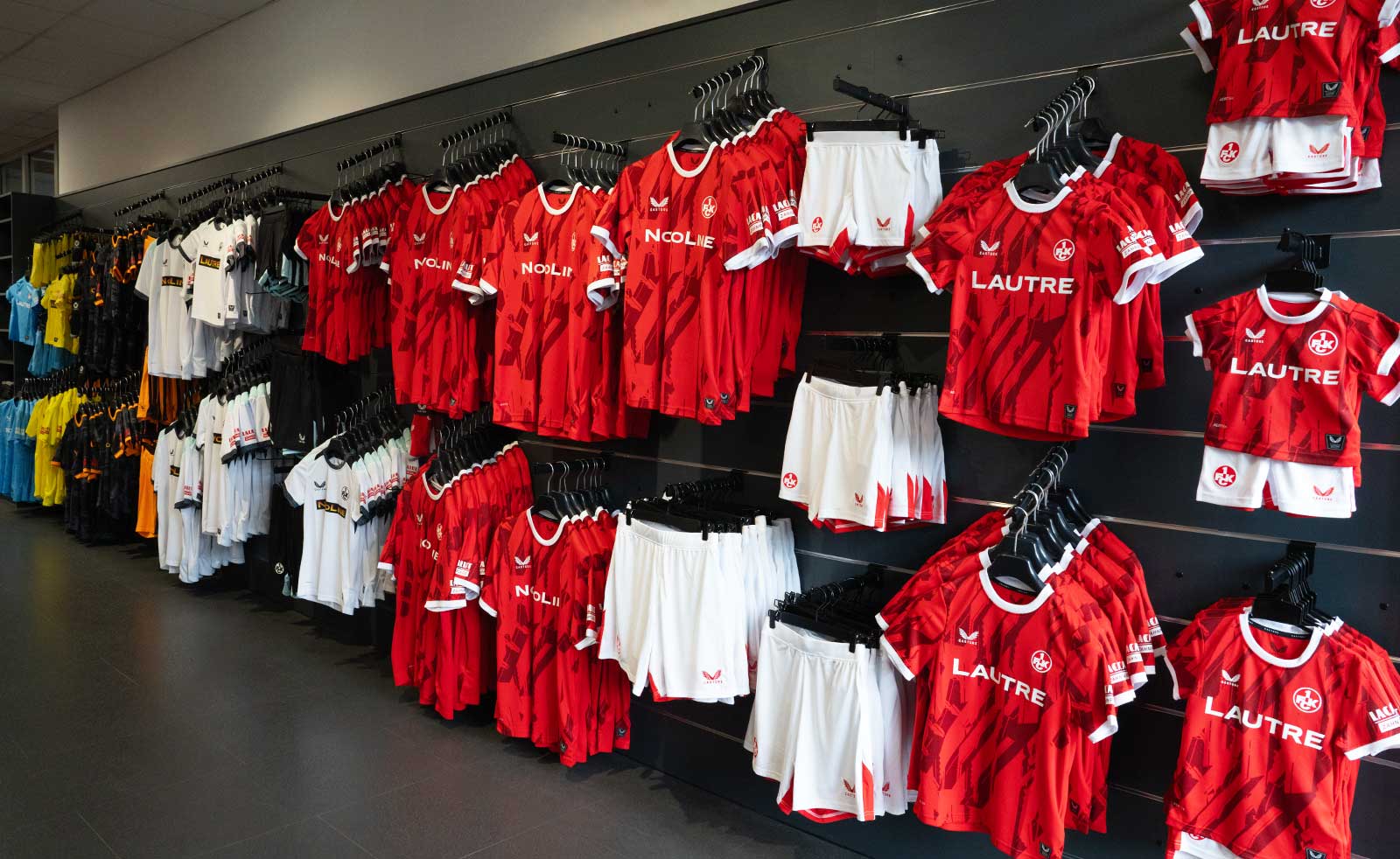 Trikotwand_Fanshop_am_stadion_25_26_online.jpg?ts=1752587035
