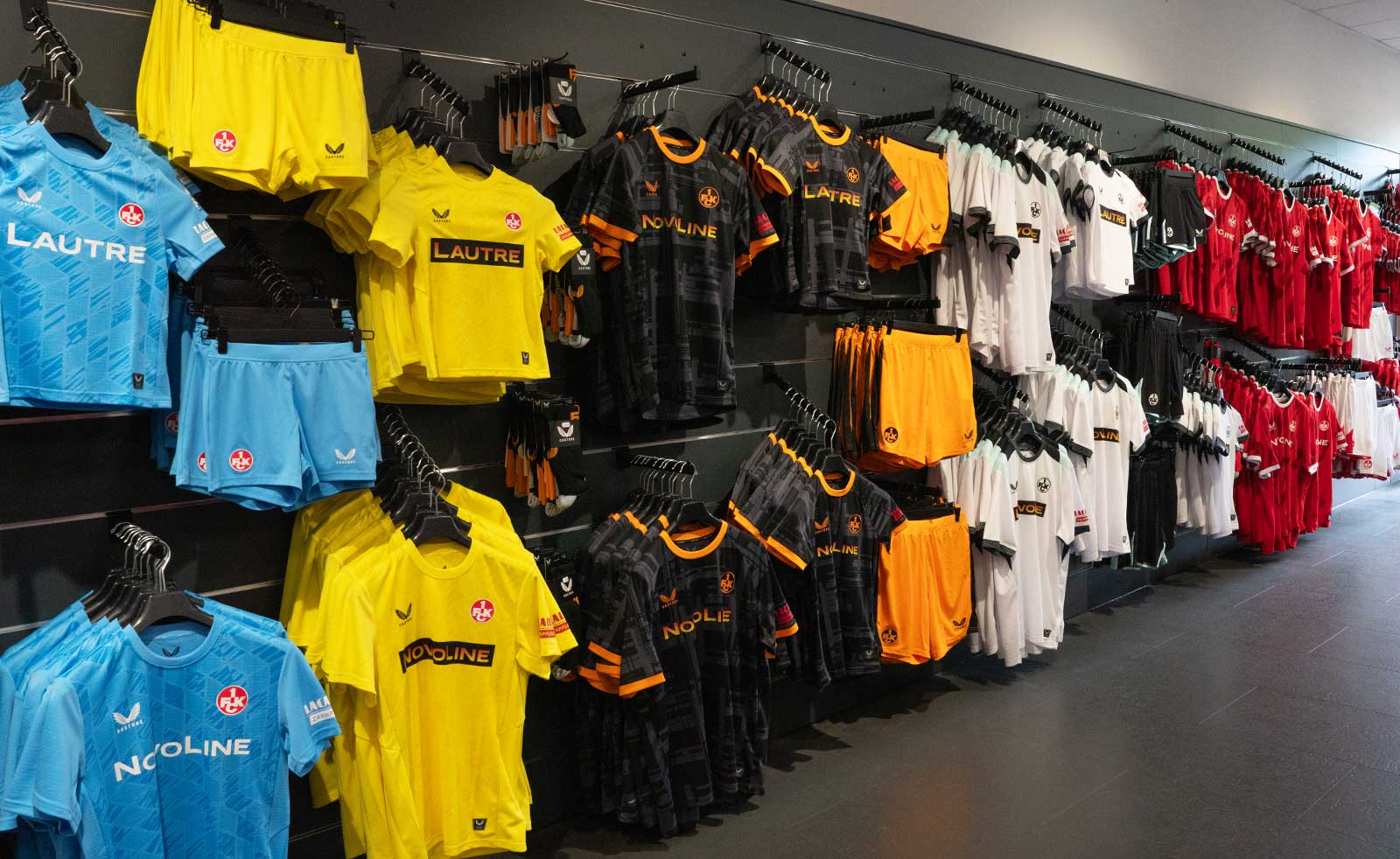 Trikotwand_2_Fanshop_am_stadion_25_26_online.jpg?ts=1752587822